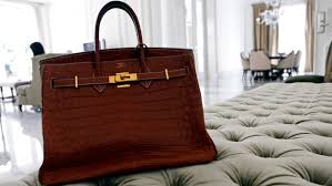 Jane birkin a demandé mardi 28 juillet à la maison hermès de débaptiser le sac en crocodile qui porte son nom depuis 1984. Sacs En Crocodile Jane Birkin Et Hermes Se Reconcilient