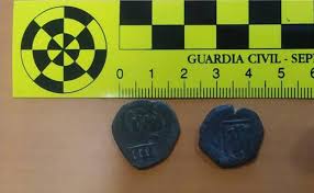 Estos objetos van desde monedas antiguas hasta pepitas de oro que se encuentran comúnmente en playas y sitios históricos. Sorprenden A Un Vecino De Simancas Usando Un Detector De Metales Y Con Dos Monedas Antiguas El Norte De Castilla
