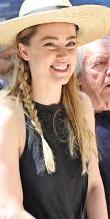 Heard går vidare från deppiga rättsbråket: ”amber lever sitt bästa liv!”