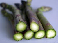 Eplucher Et Cuire Des Asperges Cuisson Des Asperges Fraiches Cuisson Asperges Vertes Risotto Asperge Fraise