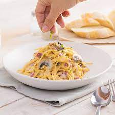 Krim (cooking cream) tidak dipakai dihidangan carbonara asli italia, tetapi di negara lainnya krim seringkali dipergunakan.penggunaan bawang putih juga hanya ditemukan dinegara diluar italia. Spaghetti Carbonara Fibercreme