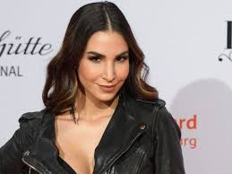 Diyarbakır doğumlu sıla şahin'le evlendikten sonra eşinin soyadı olan 'şahin'i alarak gündem olan ülkemize ve türk yemeklerine olan hayranlığını dile getiren samuel şahin radlinger, şöyle dedi. Sila Sahin Bio Actress Model Samuel Radlinger Wife