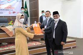 Pengumuman hasil penetapan pasangan calon bupati dan wakil bupati pesisir selatan terpilih hasil pilkada tahun 2020 dilakukan langsung oleh ketua dprd ermizen atas nama pada hari ini jumat 19 pebruari 2021 atas nama dprd kabupaten pesisir selatan, mengumumkan penetapan pasangan. Epyardi Jon Ditetapkan Sebagai Bupati Wabup Solok Terpilih Antara News