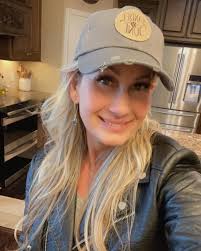 EEEEEEE!!!! Merch came in!!! “Sandee June” hats, t-shirts, koozies!!!  🤪🧢👕🥰. Thank you @gabrielmunizphoto for picking it all up & delivering  it to me...WOW! You rock!!! #merchandise #texascountry #countrymusic  #texasmusicscene #hats #caps #t-shirts #