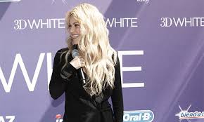The singer posted a reveal on february 4th of her new red locks, and people are getting flashbacks to the late. New Mom And Jeans Kinda Girl Shakira Shares Her Beauty Secrets