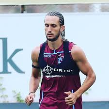 Spor toto süper lig takımlarından trabzonspor'da fenerbahçe maçının hazırlıkları sürerken bugün yapılan idmanda genç futbolcu yusuf yazıcı'nın görüntüsü dikkat çekti.basin mensuplari. Haber61 Net Auf Twitter Yusuf Yazici Nin Yeni Stili Trabzonspor