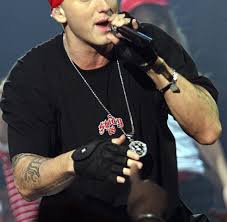 Falco wird oft als der allererste weiße rapper bezeichnet. Ex Krawall Rapper Eminem Bietet Seine Hand Zum Handchenhalten An Welt