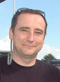 Man hailed hero for rescuing four from burning car