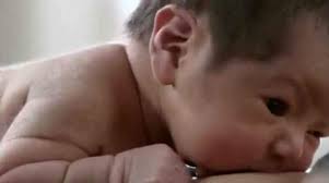 Com Horas De Vida Recem Nascidos Se Arrastam Ate Seios Das Maes Bebe Mamae