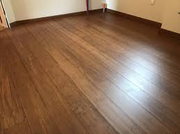Le parquet de la salle de bains se lave régulièrement avec un savon spécifique à l'essence de bois choisie. Parquet Bambou Salle De Bain Moso Density Caramel Parquet Service