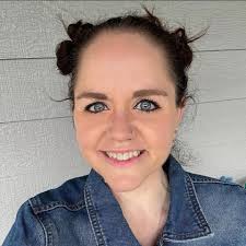 Elisa Bates's Instagram, Twitter & Facebook