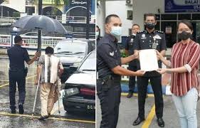 Download balai polis apk for pc/mac/windows 7,8,10. Abang Polis Payung Warga Emas Ketika Hujan Terima Penghargaan Mykmu Net