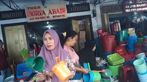 Walau baru 2 tahun dia membuka usaha ini, namun pelanggannya sudah cukup banyak. Emak Emak Bone Serbu Toko Perabotan Rumah Tangga Tribun Timur