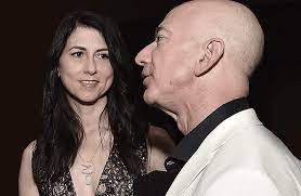 He founded the largest online shopping retailer, amazon, in 1994 since when he has served as the chairman and ceo of the company. Amazon Chef Jeff Bezos Mieses Spiel Mit Seiner Frau
