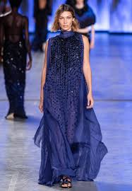 Hippie, member of a countercultural movement during the 1960s and '70s that rejected the mores of mainstream american life. Alberta Ferretti Milano Fashion Week La Moda Anni 70 Torna In Passerella