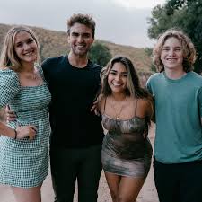 Who is Sienna Maes family?