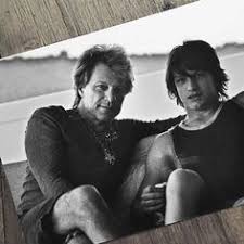 A causa della pandemia e del corona virus tutte le cerimonie scolastiche di consegna dei diplomi e le feste di fine anno scolastico sono state vietate. 33 Jon Family Ideas In 2021 Jon Bon Jovi Bon Jovi Bon Jovi Always