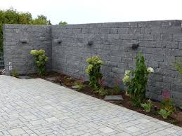Es ist zugegebenermaßen aufwändig, mäuerchen zu ziehen und treppen in die wege einzubauen. Mauerbau Bei Der Gartengestaltung Bietet Interessante Optionen