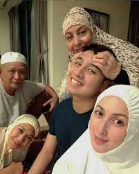 Spesialis ahli gizi dokter gigi penyakit dalam psikolog spesialis akupuntur spesialis anak spesialis bedah spesialis bedah anak spesialis bedah digestif spesialis bedah mulut spesialis bedah plastik. Patutlah Maria Farida Ni Luar Biasa Cantiknya Ada Mix Rupanya Mingguan Wanita