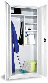 Billy n'est pas que pour les livres, nous pouvons l'utilser partout. Armoires D Entretien Rangement Produits Et Outils D Entretien Vestiaire