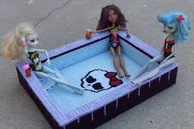 Monster High Pool Made With Plastic Canvas Canevas En Plastique Poupees Monster High Tricot Et Crochet