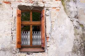 Alte Fenster Mit Fensterladen Und Gardinen Lizenzfreie Fotos Bilder Und Stock Fotografie Image 20890696