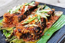 4 potongan besar ikan pari bakar, 500 ml santan kental, 600 ml santan encer, 6 siuang bawang merah, 4 siuang bawang putih, lombok (sesuai selera), 1/2 sdt merica, 1 sdt ketumbar, 2 butir kemiri, 1 sdt kunyit bubuk, garam, 3 lembar daun salam, gula merah, 1 biji asem jawa. Resep Ikan Pari Bakar Dentist Chef