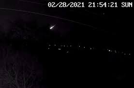 Ein meteorit meteoˈrit ist ein relativ kleiner festkörper kosmischen ursprungs, der die erdatmosphäre durchquert und den erdboden erreicht hat. Meteorit Uber Grossbritannien Heller Feuerschein Am Himmel Sorgt Fur Aufregung Panorama Stuttgarter Zeitung