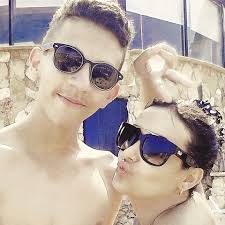 كندا حنا بالمايوة وصور عائلية خاصة زينة نيوز Cat Eye Sunglasses Eye Sunglasses Photo