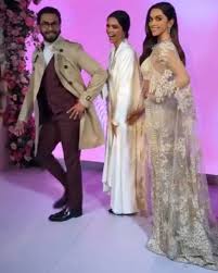 The actor's old photo from a birthday part had gone viral on the internet and sparked a debate about nepotism. Ranveerians Worldwide Auf Twitter Pic 2 Ranveer Singh With A Fan At Deepika Padukone Status Revealing Ceremony At Madametussauds In London This Morning Https T Co Dafimvw9gx