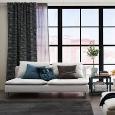 Ein Wohnzimmer Mit Grossen Fenstern U A Eingerichtet Mit Solidaster Gardinenschals Verdunkelnd Schwarz Bunt Verdunklungsvorhang Ikea Gardinen