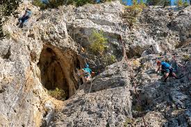 Le devoir, le quotidien indépendant par excellence au québec depuis 1910. Escalade Le Rocher De Saugras Fait Peau Neuve A Argelliers Communaute De Commune De La Vallee De L Herault