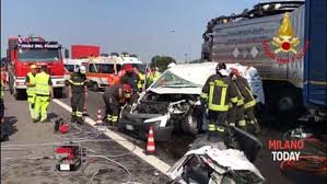 C'erà un'auto cappottata, ma tutti erano fuori e non c'erano feriti. Grosso Incidente In Autostrada