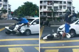 Maybe you would like to learn more about one of these? Video Penunggang Motosikal Terpelanting Di Persimpangan Lampu Isyarat News Rojak Daily