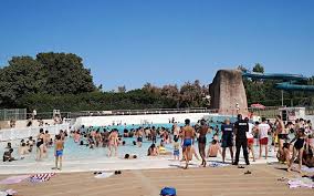 Cette piscine à vague est dingue. Creteil La Piscine A Vagues Fait Le Plein Et Quelques Decus Restes A La Porte Le Parisien