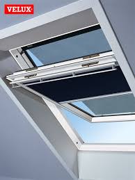 Die markise wird in den vorhandenen markisenkasten eingesetzt und von ihnen bei bedarf einfach vor die scheibe. Original Velux Hitzeschutz Markise Mit Haltekrallen Ggu Ghu P10 P08 P06