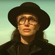 Keely Dee's Instagram, Twitter & Facebook