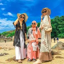 Liburan ke pantai tidak selalu identik dengan celana pendek. Outfit Ke Pantai Untuk Wanita Berhijab Agar Tidak Salah Kostum