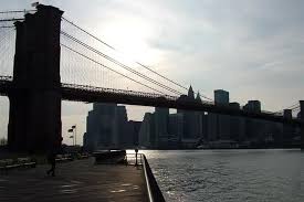 Riesenauswahl an werkzeug und baumaterial. Brooklyn Bridge In New York