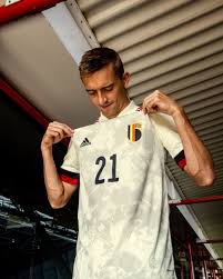 Te bedrukken met eigen naam en rugnummer of kies één van de standaard bedrukkingen van topspelers zoals mes Belgie Uitshirt 2020 2021 Voetbalshirts Com