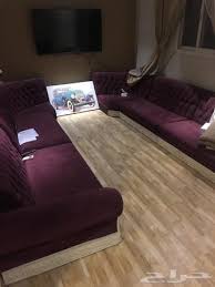 كنب ارضي عنابي أنيق للبيع استخدام خفيف