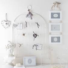 Chaleureuse, ouverte sur l'extérieur, vivante, la maison du monde, structure communale rattachée au service sport, jeunesse et intégration et maison associative, inaugurée en 2006, poursuit différents. Pele Mele En Metal Blanc 51 X 80 Cm Oiseau Maisons Du Monde