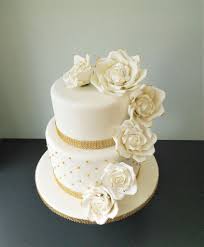Golden Wedding Two Tier Cake With White And Gold Roses Bolos De Casamento Classicos Fotos De Bolos Confeitados Bolos De Aniversario