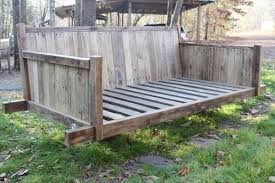 It's a pallet swing and it's actually quite easy to make. Diy Pallet Bed Swing 101 Pallets