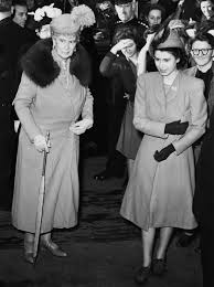 György halála pillanatában, nem egészen 26 évesen vált uralkodóvá. Ii Erzsebet Es Nagyanyja Maria Queen Mary Queen Mary Of England Princess Elizabeth