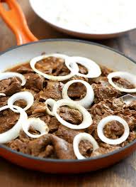 Classic tex mex fajitas recipe, made with strips of skirt steak, onions and bell peppers, and served sizzling hot with fresh tortillas, guacamole, sour cream, and beef steak fajitas. Bistek Kawaling Pinoy