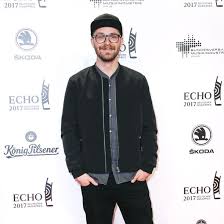 He was born to a german. Mark Forster Darum Geht Er Nie Ohne Cap Aus Dem Haus Mark Forster Marken Voice Of Germany