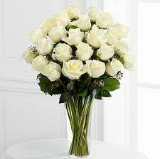 Balon putih dan perak, linen meja putih dan centrepieces bunga mawar putih dapat dibeli di setiap toko peralatan pesta yang cukup murah. Vas Bunga Mawar Putih Kristal Toko Bunga Bandung Adias Florist