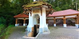 Staţiunea balneară băile govora posedă izvoare de apă bogate în iod, brom, sodiu, clor şi sulf, ideale în tratamentele externe pentru afecţiunile reumatismale, negrul fiind culoarea specifică acestor ape. BÄƒile Govora Oras European Eurovalcea