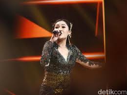 Sebelum merilis project dengan nama hindia, dia adalah vokalis band.feast. 10 Lagu Nella Kharisma Yang Populer Beserta Liriknya